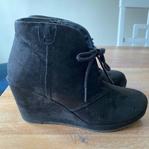 Black wedge boots